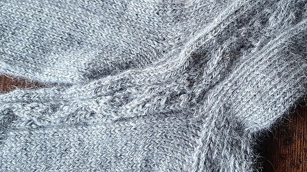 Pelēkas zeķes ar pīni